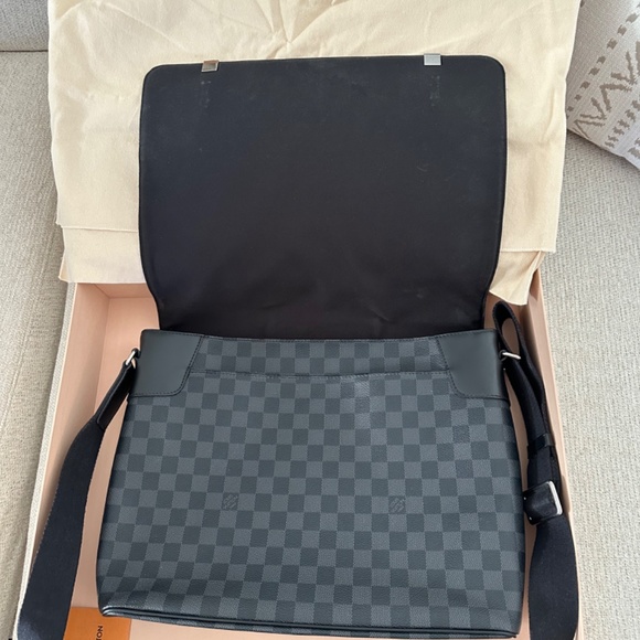 Louis Vuitton Messenger/ Laptop Bag - Picture 4 of 4